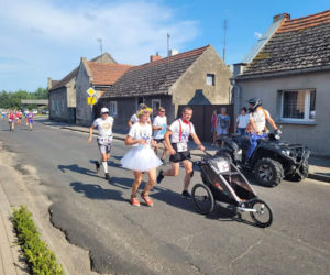 Pobrali się na mecie biegu