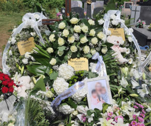 Aniołki spoczęły w grobach przy mamusiach. Morze kwiatów na cmentarzu w Brzozowie