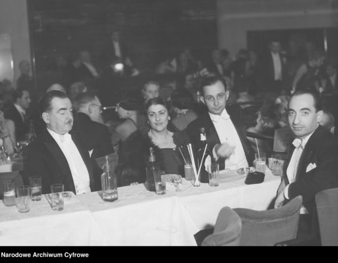 Sylwestrowe bale w II RP. Elegancja, szampan i mazur o północy