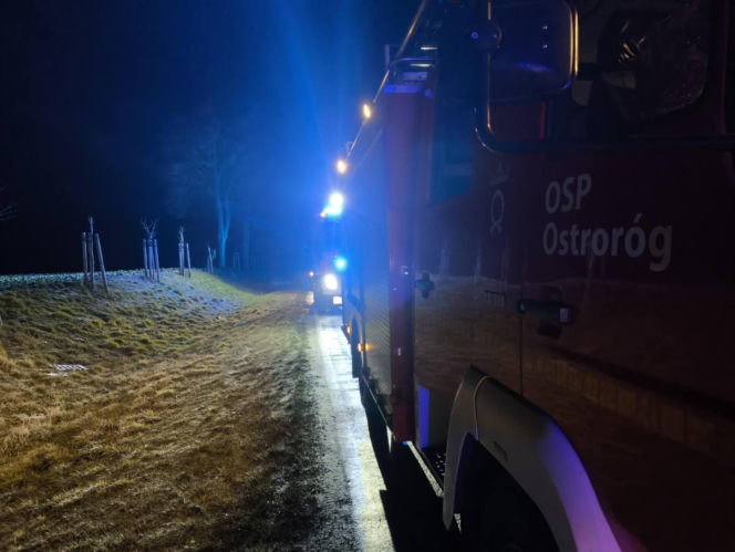 Tragiczne dachowanie na prostej drodze. 18-letni pasażer zginął na miejscu [ZDJĘCIA]