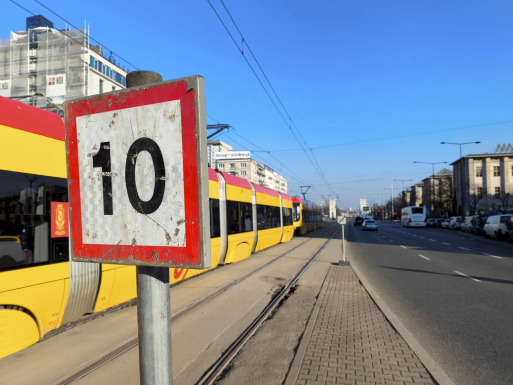 Wielka dziura w torach w centrum Warszawy. Sypią się na naszych oczach!