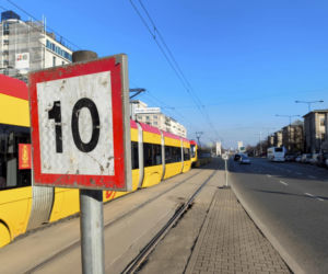 Wielka dziura w torach w centrum Warszawy. Sypią się na naszych oczach!