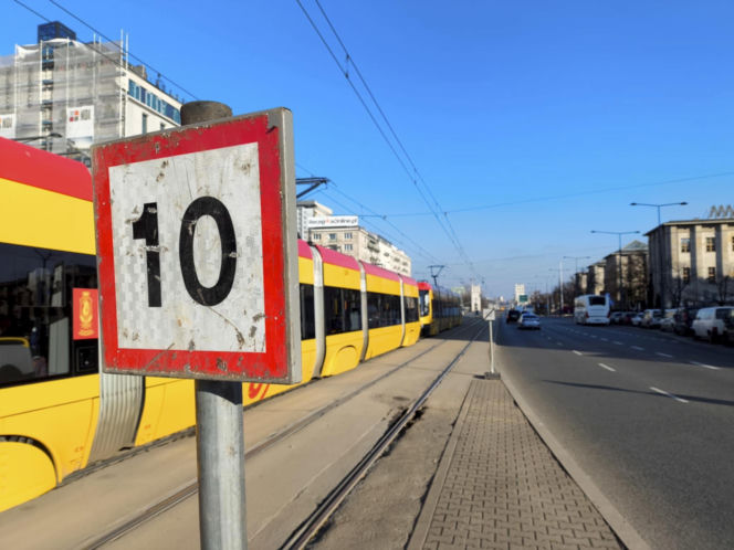 Wielka dziura w torach w centrum Warszawy. Sypią się na naszych oczach!