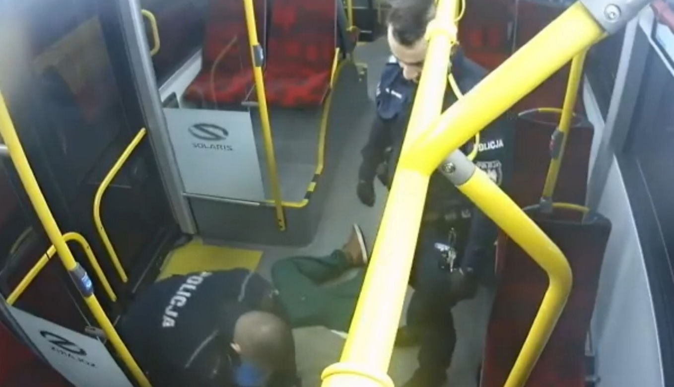 Dramatyczna akcja policji, w autobusie reanimowali mężczyznę