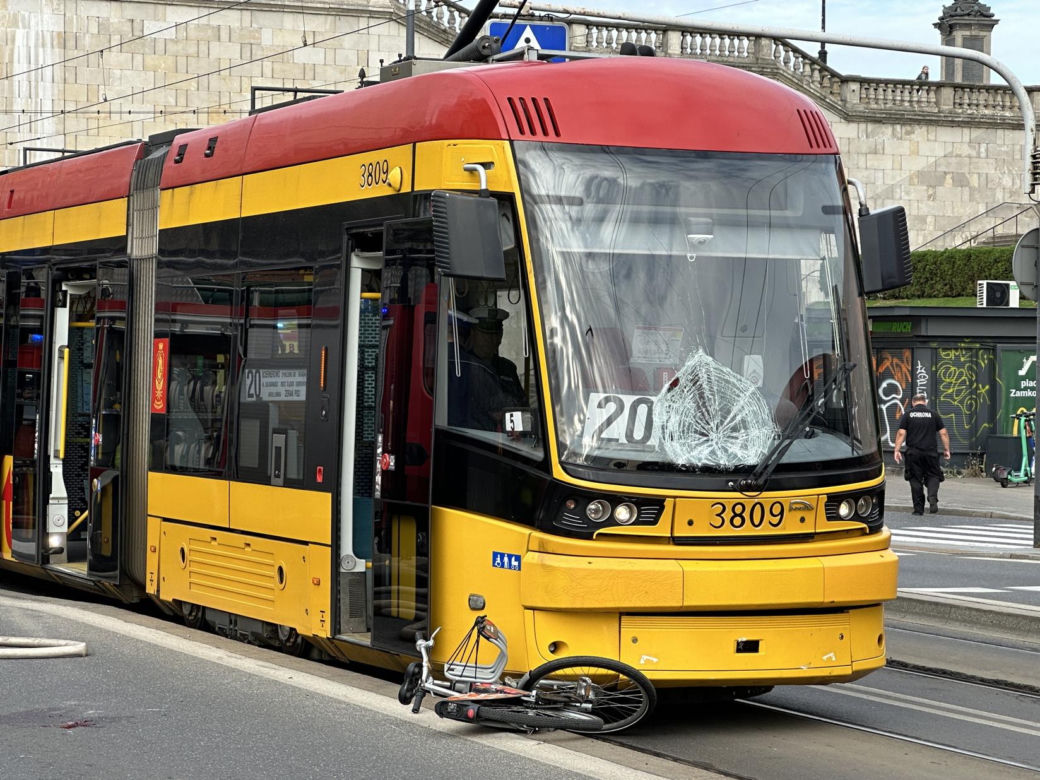 Dramat na Starym Mieście. Rowerzysta wjechał wprost pod nadjeżdżający tramwaj!
