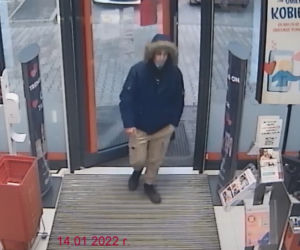 Seria kradzieży w drogerii w Dobrzejewicach koło Torunia. Rozpoznajesz sprawców?