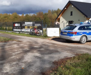Falczewo. Rowerzysta potrącony na ścieżce rowerowej. Wjechał w niego samochód dostawczy [FOTO]