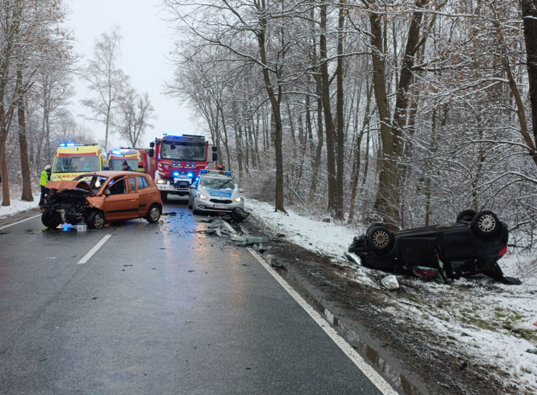  Kraksa trzech aut pod Siedlcami, dwie osoby poważnie ranne