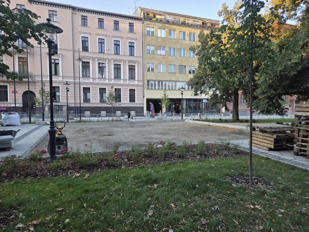 Plac Wolności w Bydgoszczy już bez pomnika, ale z nową rzeźbą. Sprawdzamy, kiedy koniec prac