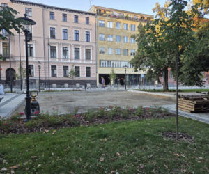 Plac Wolności w Bydgoszczy już bez pomnika, ale z nową rzeźbą. Sprawdzamy, kiedy koniec prac