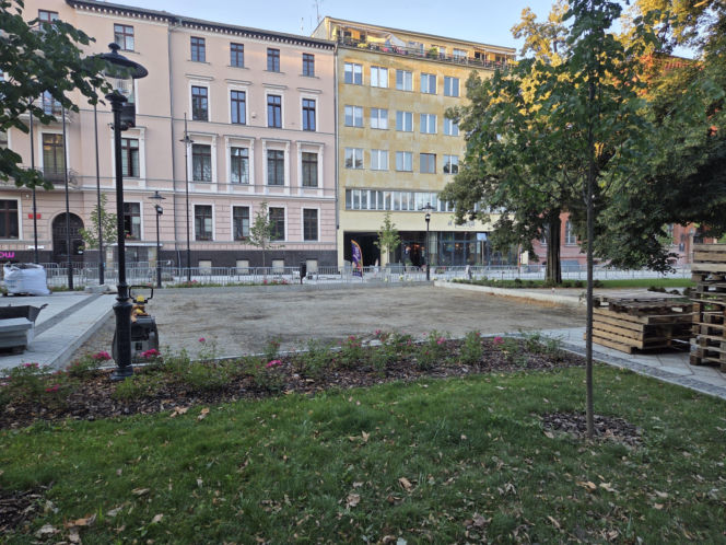 Plac Wolności w Bydgoszczy już bez pomnika, ale z nową rzeźbą. Sprawdzamy, kiedy koniec prac