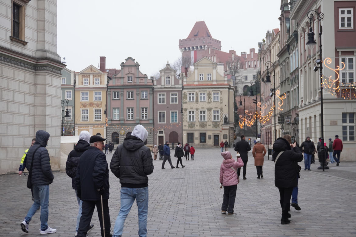 Tłumy ludzi na świątecznym spacerze na Starym Rynku w Poznaniu