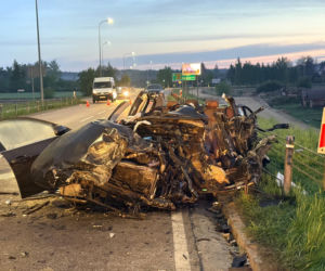 Tyle zostało z BMW po zderzeniu z tirem. Koszmarny wypadek tuż przed świtem