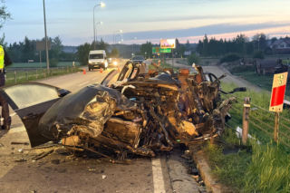 Tyle zostało z BMW po zderzeniu z tirem. Koszmarny wypadek tuż przed świtem
