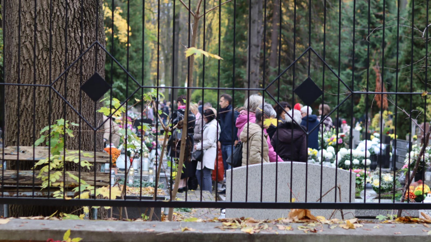 Tak mieszkańcy odwiedzają groby zmarłych. Tłumy na najstarszym cmentarzu w Lublinie