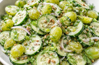 Surówka z ogórka, winogron i koperku – świeżość z twistem. Znika szybciej niż schabowy