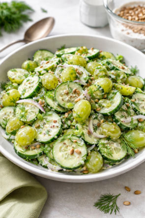 Surówka z ogórka, winogron i koperku – świeżość z twistem. Znika szybciej niż schabowy