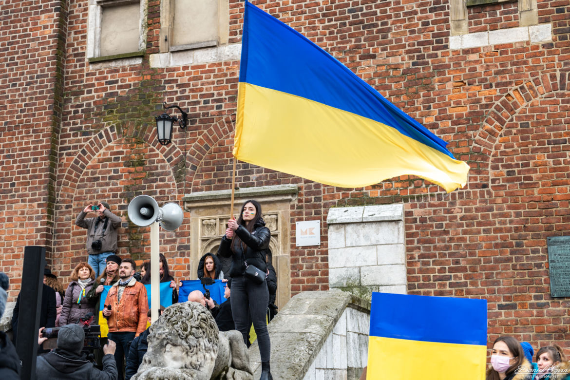 Kraków solidarny z Ukrainą! Wielka manifestacja na Rynku Głównym [ZDJĘCIA]