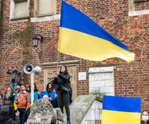 Kraków solidarny z Ukrainą! Wielka manifestacja na Rynku Głównym [ZDJĘCIA]