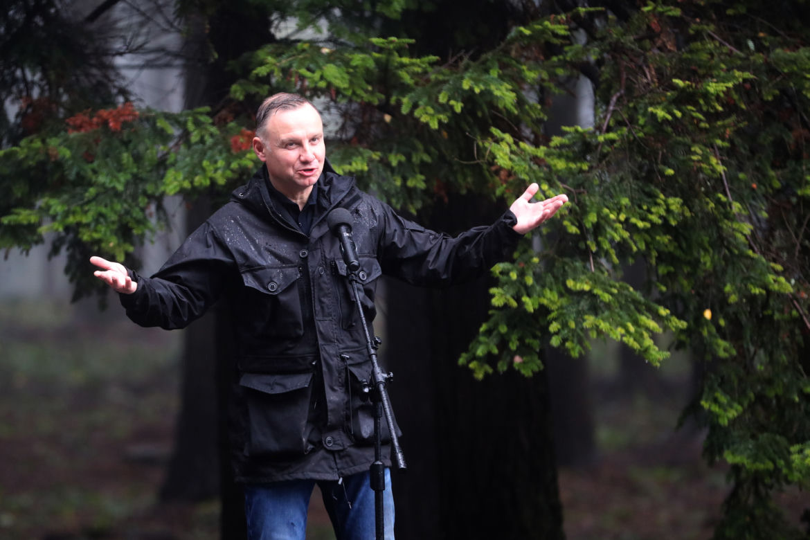 Andrzej Duda w deszczu sadził drzewa