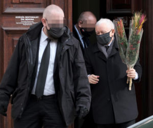 Tak Jarosław Kaczyński świętował niedzielę palmową w pandemii. Zaskakujące, ile wiązanek miał w rękach