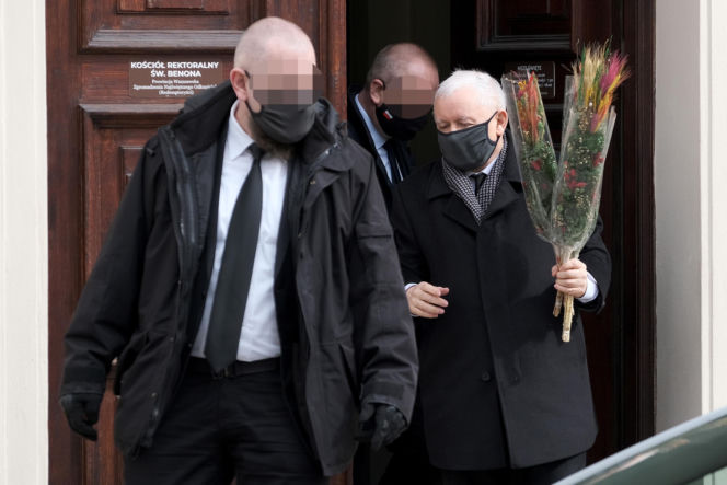 Tak Jarosław Kaczyński świętował niedzielę palmową w pandemii. Zaskakujące, ile wiązanek miał w rękach