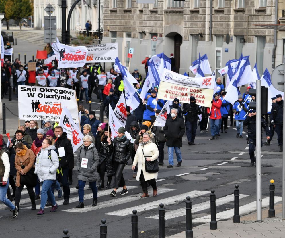 Pod KPRM protestują pracownicy budżetówki