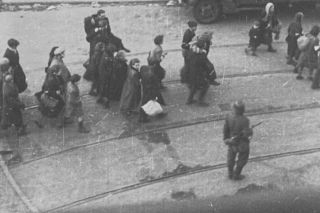 Po 80 latach wojenne klisze wyszły na jaw. Gdzie i kiedy obejrzeć 33 zdjęcia z getta? 