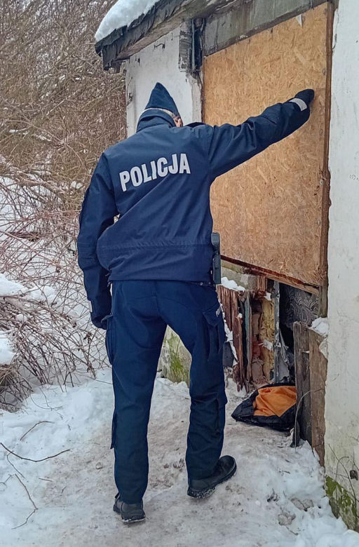 Policjantki nie wahały się ani chwili. Okryły mężczyznę kocem i umieściły w radiowozie, by mógł się ogrzać