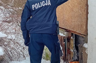 Policjantki nie wahały się ani chwili. Okryły mężczyznę kocem i umieściły w radiowozie, by mógł się ogrzać