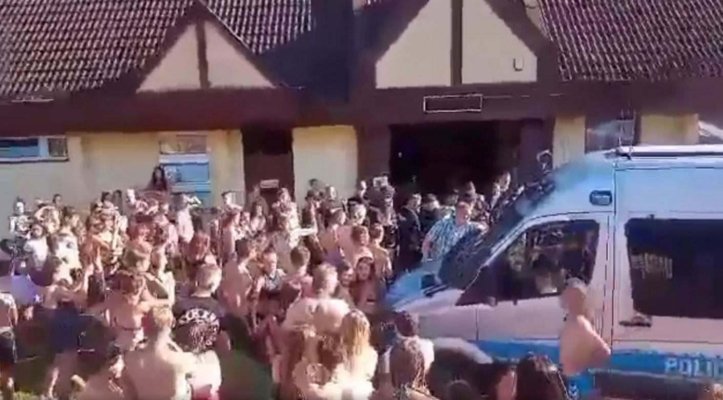 Tłum chciał dokonać samosądu na pedofilach? Szokujące sceny na basenie 