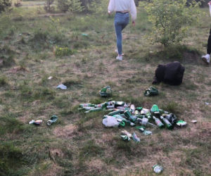Bełchatów: Straż miejska interweniowała na leśniej BIBIE młodzieży. Inni demolowali plac zabaw! 