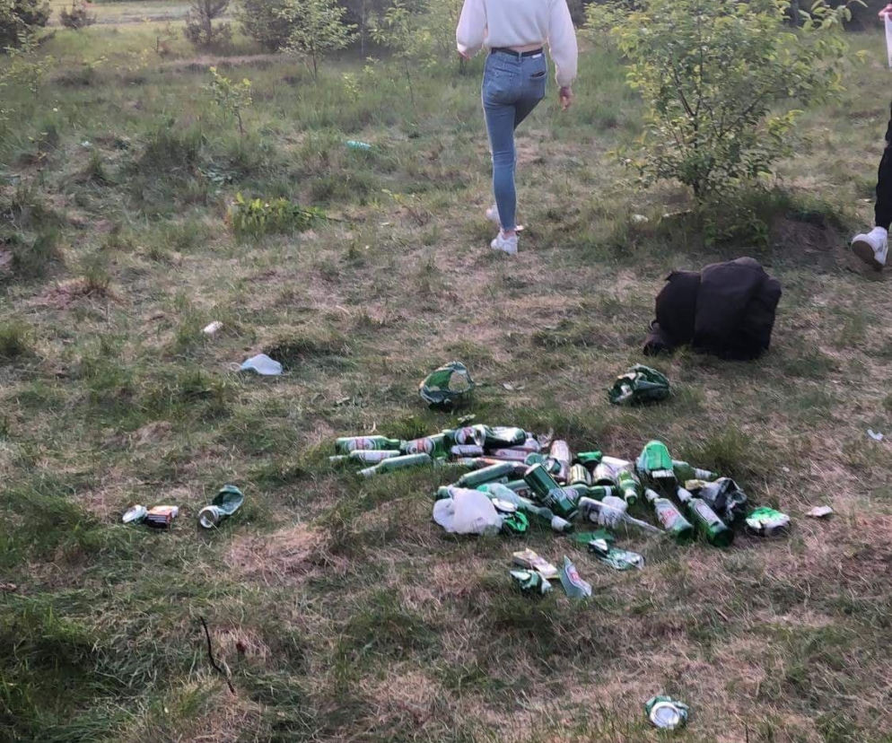 Bełchatów: Straż miejska interweniowała na leśniej BIBIE młodzieży. Inni demolowali plac zabaw! 