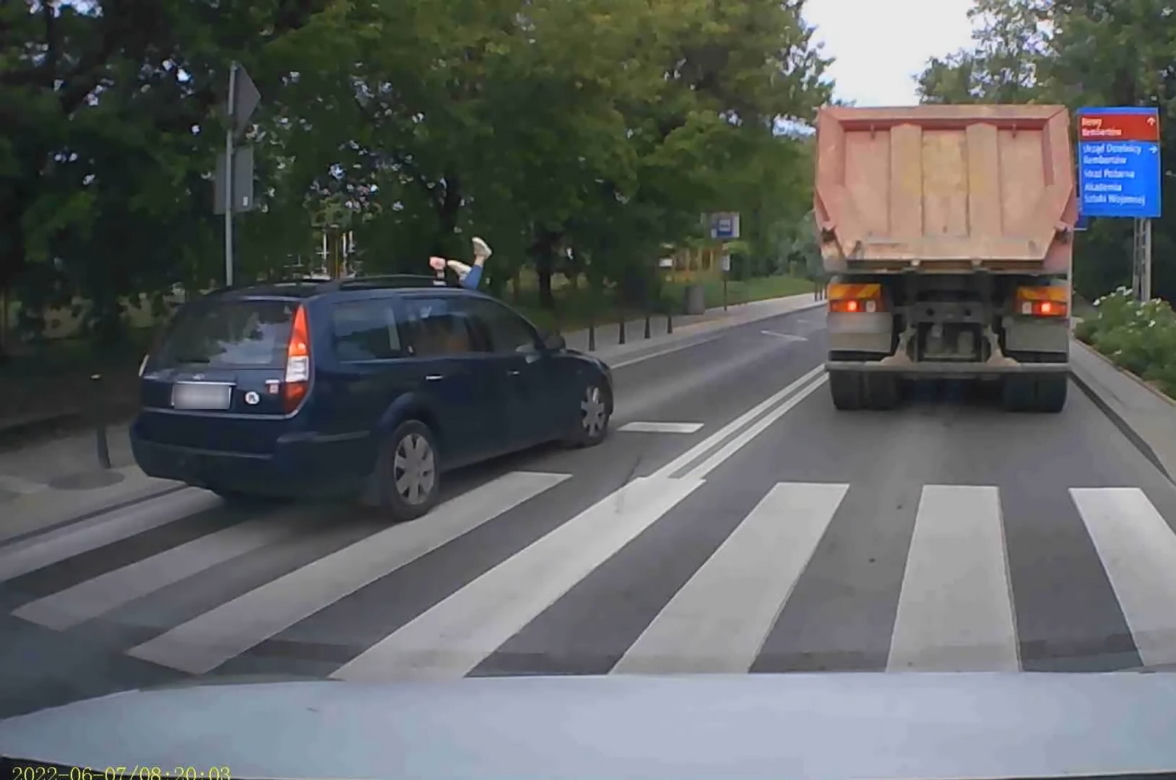 Staranował fordem pieszą na pasach. Wszystko zarejestrował inny kierowca