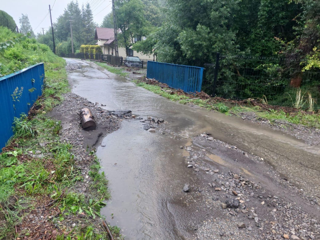 Zalane ulice i posesje. Trudna noc w gminie Goleszów w powiecie cieszyńskim