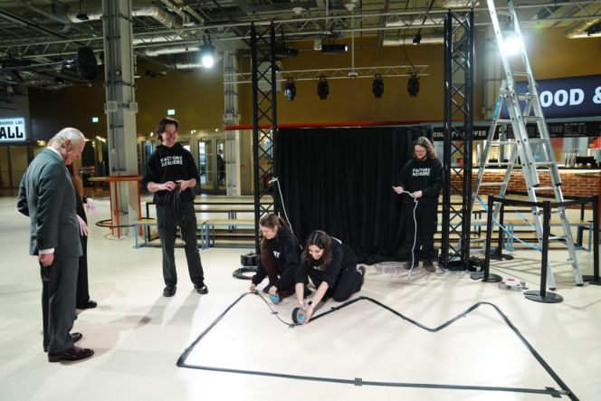 Król Karol został DJ-em! Zobacz, jak sobie radził