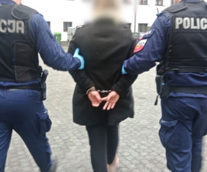 Szokująca zemsta wałbrzyszanki za zwolnienie z pracy. W ruch poszła kostka brukowa 