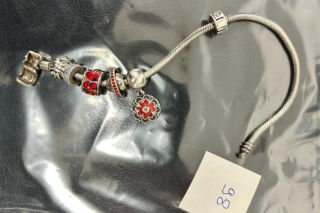 Rozpoznajesz te błyskotki? Policja poszukuje właścicieli bizuterii i kosztowności