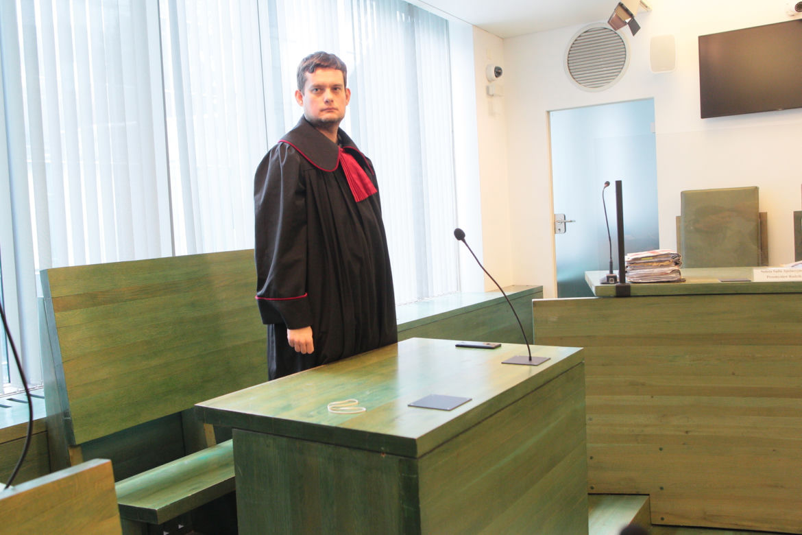 Piotr M. chciał wysadzić się przed komisariatem. Obrońca chce umorzenia sprawy, prokurator zaostrzenia wyroku 
