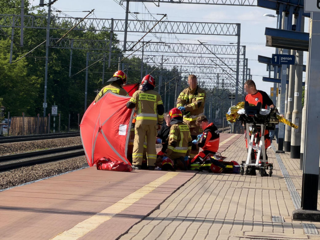 Poważny wypadek na stacji. Mężczyzna stał na krawędzi peronu, został zahaczony przez pociąg