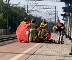 Poważny wypadek na stacji. Mężczyzna stał na krawędzi peronu, został zahaczony przez pociąg