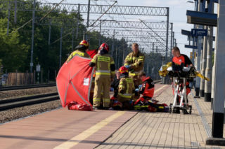 Poważny wypadek na stacji. Mężczyzna stał na krawędzi peronu, został zahaczony przez pociąg