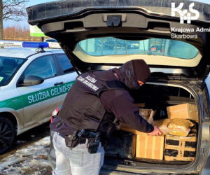 Psy pomogły wykryć nielegalny tytoń i dopalacze w przesyłkach kurierskich