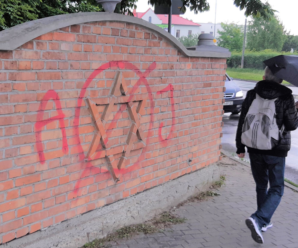 „Anty-Jude” pojawił się  na murze cmentarza żydowskiego 