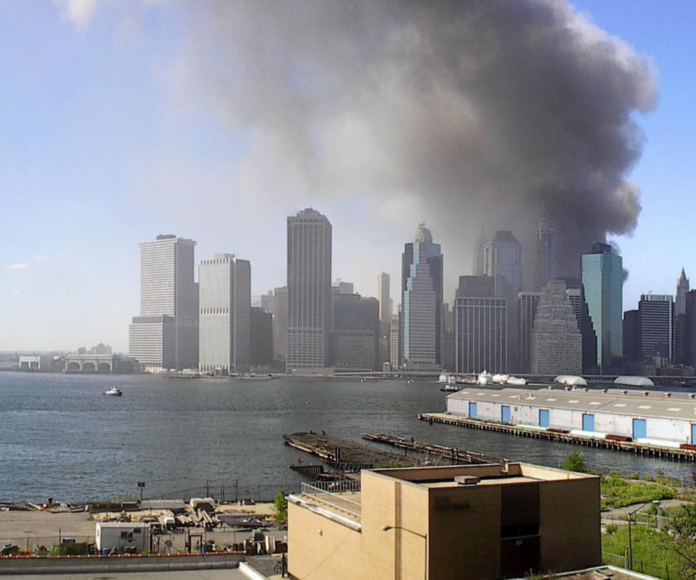 Panorama Manhattanu z kłębami dymu nad World Trade Center. O tragicznej historii Marcy Borders przeczytasz na Eska.