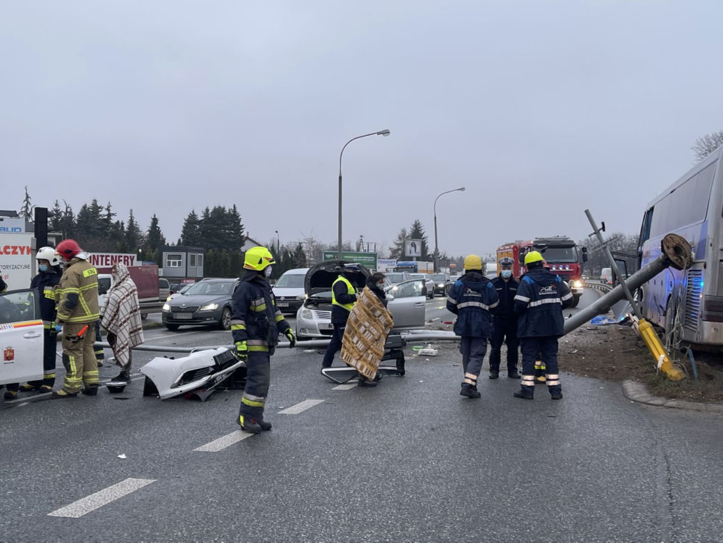 Potężna kraksa pod Warszawą. Wylotówka zablokowana