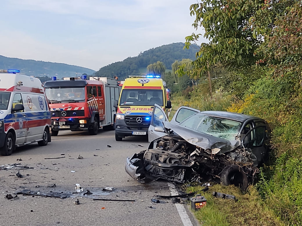 Wypadek w Tęgoborzy. Autokar zderzył się z osobówką. Dziecko trafiło do szpitala