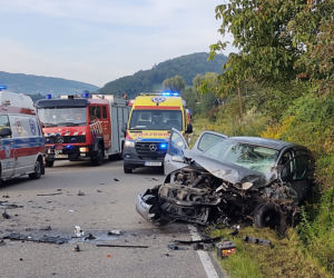 Wypadek w Tęgoborzy. Autokar zderzył się z osobówką. Dziecko trafiło do szpitala