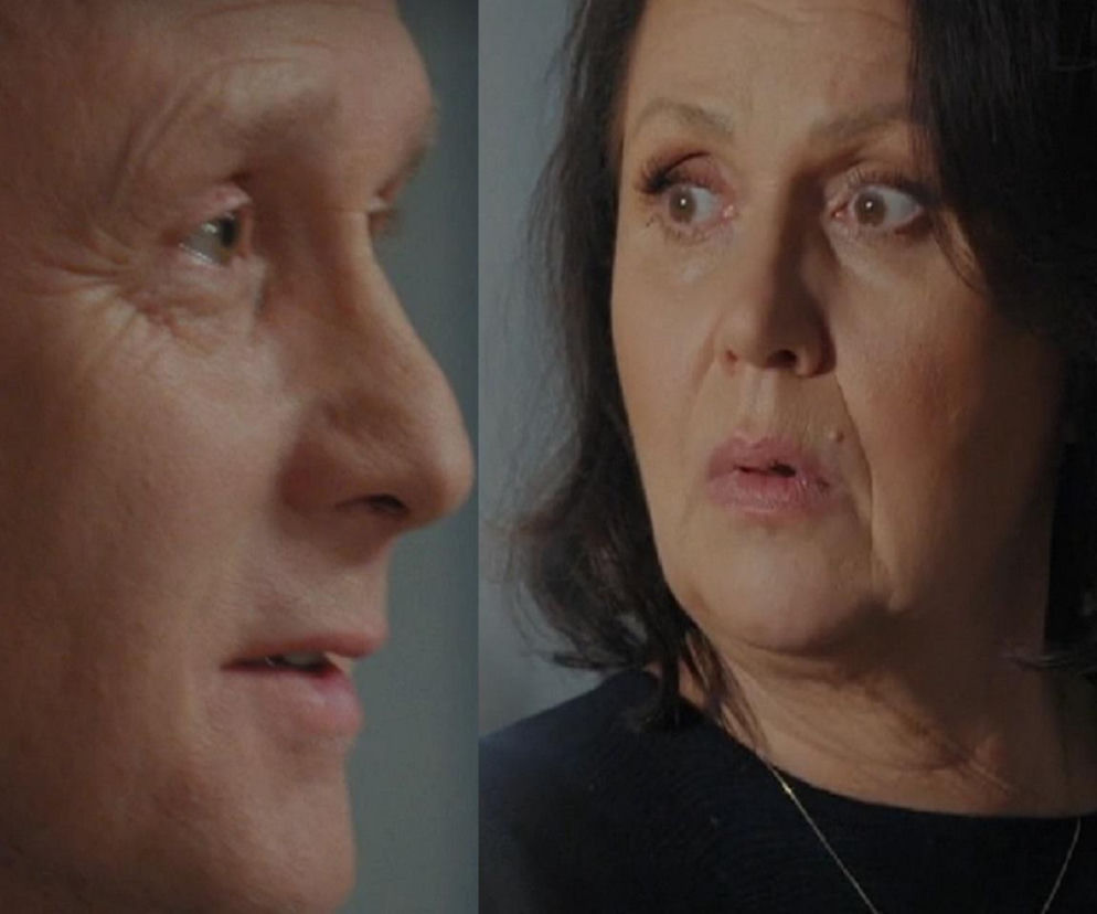 Zbliżenie na profil Artura Rogowskiego i zaskoczoną twarz Marysi z serialu M jak miłość. Para ogląda się w napięciu. Więcej o ich relacji dowiesz się na Super Seriale.