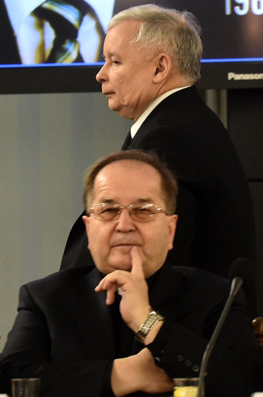 PiS płaci Rydzykowi, Platforma pijanemu spod ambasady